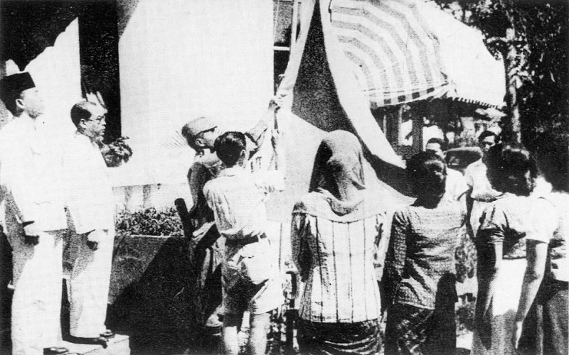 Pengibaran Sang Saka 17 Agustus 1945 (Dok. Departemen Penerangan RI)