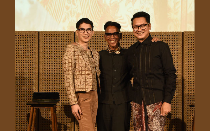 Tiga desainer yang akan membawa kain batik ke markas UNESCO di Paris, Prancis, Juni 2018, Oscar Lawalata, Edward Hutabarat dan Denny Wirawan (paling kiri ke kanan) seusai konferensi pers, Selasa (8/5/2018). Foto: Femina/Image Dynamics