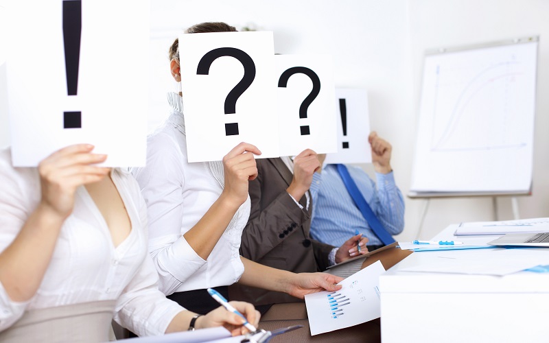 Человек сверяет информацию. Человек проверяет емай. Человек с документами. Человек проверяет информацию. Человек проверяет бумаги.