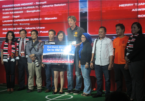 van Der Sar bertemu dengan pemenang Red Match 2012